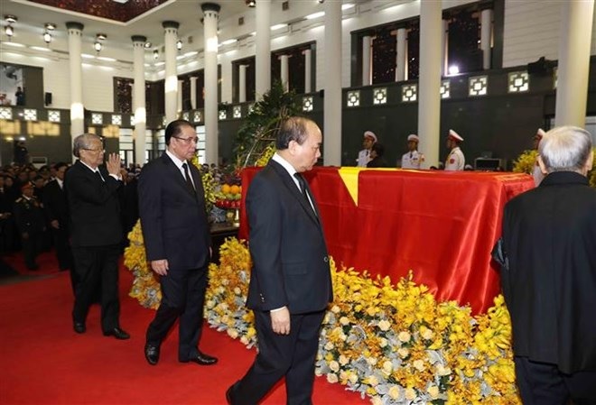 Thủ tướng Chính phủ Nguyễn Xuân Phúc đi quanh linh cữu đồng chí Đỗ Mười. ảnh: TTXVN