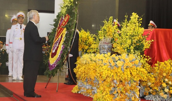 Tổng Bí thư Nguyễn Phú Trọng kính cẩn nghiêng mình trước linh cữu đồng chí Đỗ Mười. ảnh: VnExpress