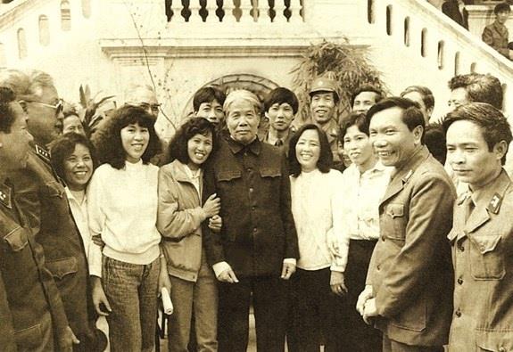 Tổng Bí thư Đỗ Mười thăm Báo Quân đội nhân dân ngày 30-1-1992. Ảnh tư liệu