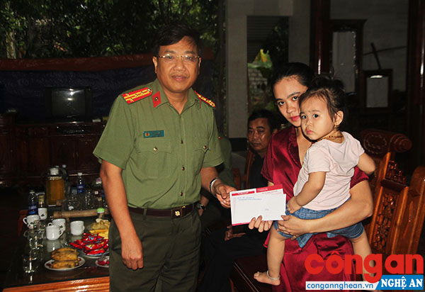 Đồng chí Đại tá Hồ Văn Tứ, Phó Giám đốc Công an tỉnh trao tặng sổ tiết kiệm cho gia đình đồng chí Hiệu