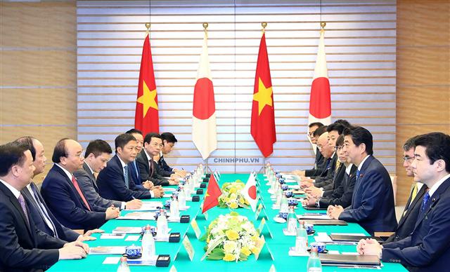 Thủ tướng Nguyễn Xuân Phúc hội đàm với Thủ tướng Nhật Bản Shinzo Abe. Ảnh: VGP/Quang Hiếu