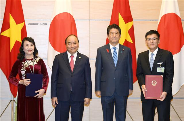 Hai Thủ tướng chứng kiến lễ ký Bản ghi nhớ giữa Bộ GD&ĐT Việt Nam và Tập đoàn Mizuno, Nhật Bản về hợp tác phát triển giáo dục thể chất trong trường tiểu học của Việt Nam. Ảnh: VGP/Quang Hiếu