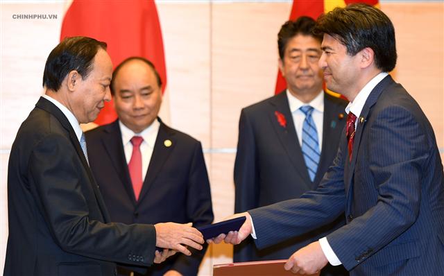 Hai Thủ tướng chứng kiến lễ trao Bản ghi nhớ về hợp tác giữa Bộ Công an Việt Nam và Bộ Nội vụ và Truyền thông Nhật Bản trong lĩnh vực phòng cháy chữa cháy. Ảnh: VGP/Quang Hiếu
