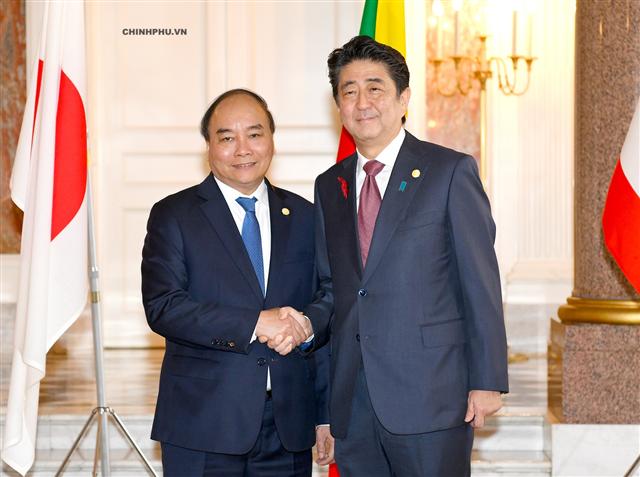 Thủ tướng Nhật Bản Shinzo Abe đón Thủ tướng Nguyễn Xuân Phúc dự Hội nghị Cấp cao hợp tác Mekong-Nhật Bản. Ảnh: VGP/Quang Hiếu