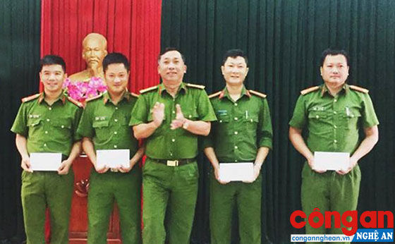 Thượng tá Nguyễn Văn Thuận, Phó Trưởng Công an huyện Tân Kỳ trao thưởng cho các tập thể có thành tích xuất sắc