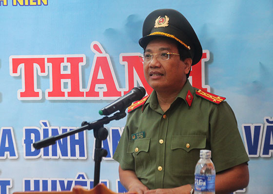 Đồng chí Đại tá Hồ Văn Tứ - Phó Giám đốc Công an tỉnh phát biểu tại buổi lễ