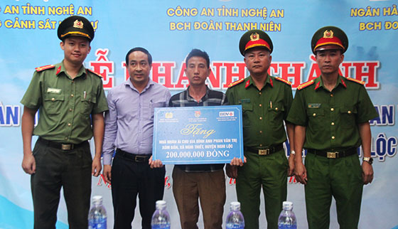 Các đơn vị trao biển biểu trưng tặng nhà nhân ái cho gia đình anh Phan Văn Trị