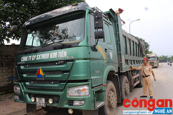 Đội Cảnh sát Giao thông Công an huyện Quỳ Hợp kiểm tra xe chở quá khổ, quá tải