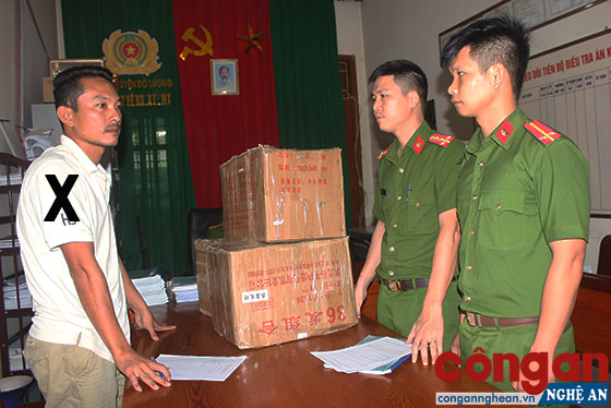 Cán bộ Công an huyện Đô Lương bắt giữ đối tượng (X) tàng trữ trái phép pháo cùng tang vật