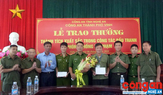 Đại úy Đàm Ngọc Hưng, Phó Trưởng Công an xã Nghi Đức (đứng giữa) và Ban Công an xã được lãnh đạo TP Vinh khen thưởng về thành tích truy bắt đối tượng truy nã
