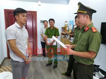 Cơ quan an ninh đọc quyết định quyết định khởi tố đối tượng Phan Đại Lợi (ảnh: CA Hà Tĩnh)