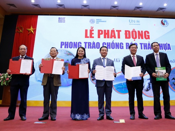 Bộ trưởng Trần Hồng Hà (thứ 4 từ trái qua) và đại diện các tổ chức chính trị xã hội trao cam kết chống rác thải nhựa. Ảnh: VGP/Thu Cúc