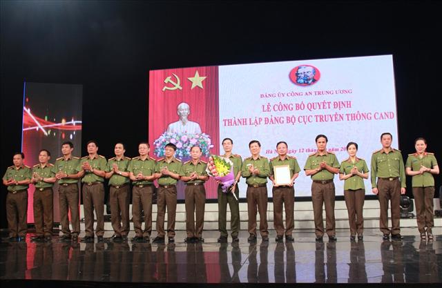 Thứ trưởng Nguyễn Văn Sơn trao Quyết định thành lập Đảng bộ Cục Truyền thông CAND cho Đảng ủy, lãnh đạo Cục.