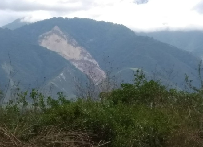 Sạt lở đất tại một vùng núi nhìn từ phía xa. Ảnh: Twitter