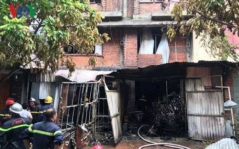 Nhiều đồ đạc bên trong 3 ngôi nhà đã bị ngọn lửa thiêu rụi.