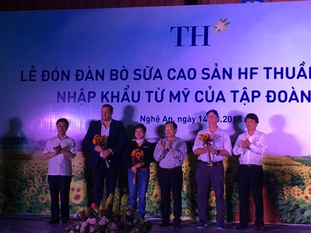 Lãnh đạo tỉnh Nghệ An chúc mừng Tập đoàn TH và đơn vị cung ứng bò  tại cảng Cửa Lò