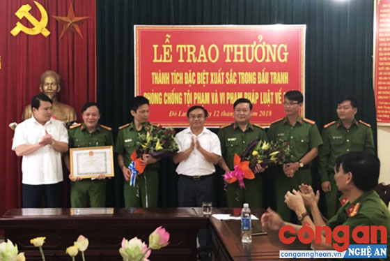 Lãnh đạo Huyện ủy, UBND huyện Đô Lương trao thưởng về thành tích đặc biệt xuất sắc của Công an huyện