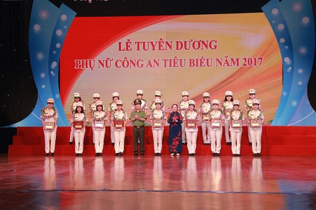 Thứ trưởng Nguyễn Văn Sơn và đồng chí Hoàng Thị Ái Nhiên trao biểu trưng cùng chứng nhận tặng 19 gương phụ nữ Công an tiêu biểu năm 2017.