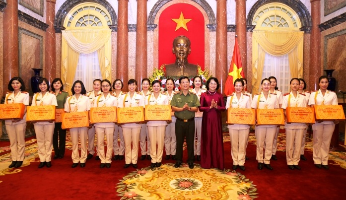 Quyền Chủ tịch nước Đặng Thị Ngọc Thịnh tặng quà 19 Phụ nữ Công an tiêu biểu.