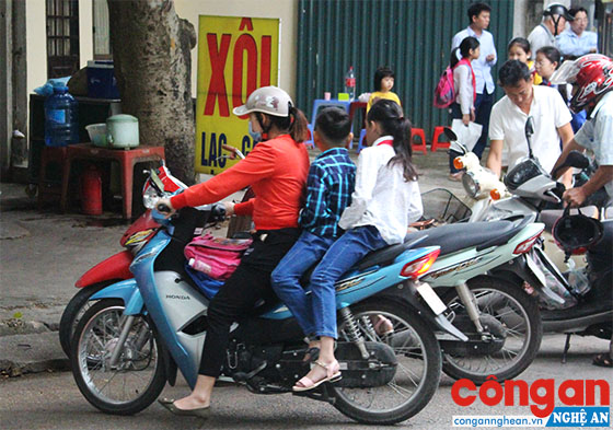 Tình trạng trẻ em không đội mũ bảo hiểm khi ngồi trên môtô, xe máy vẫn còn xảy ra