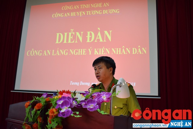 Trung tá Trần Phúc Tú - Trưởng Công an huyện Tương Dương đã trực tiếp đối thoại, trả lời các ý kiến của các đại biểu