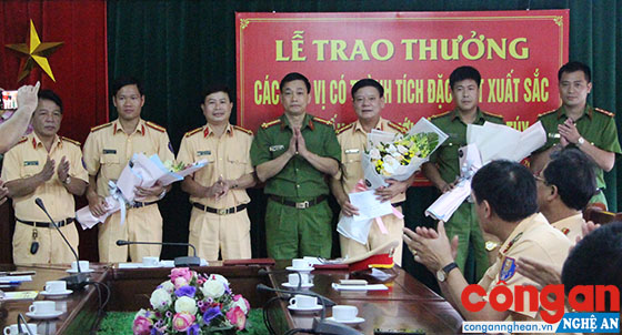 Đồng chí Đại tá Nguyễn Mạnh Hùng, Phó Giám đốc Công an Nghệ An trao thưởng cho Trạm CSGT Diễn Châu, Phòng CSGT và Công an huyện Thanh Chương vì lập thành tích xuất sắc trong vụ án