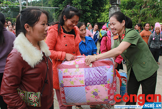 Hội Phụ nữ Công an tỉnh tặng chăn ấm và nhu yếu phẩm cho các hội viên Hội Phụ nữ xa Na Ngoi, huyện Kỳ Sơn