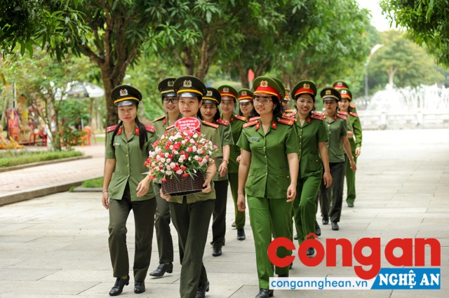 Hội Phụ nữ phối hợp với Công đoàn Công an huyện Nam Đàn tổ chức dâng hương, dâng hoa tại Khu Di tích Kim Liên