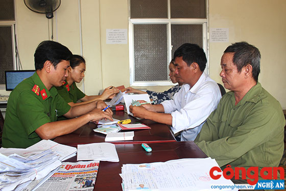 Công an huyện Đô Lương tăng cường làm CMND trên địa bàn