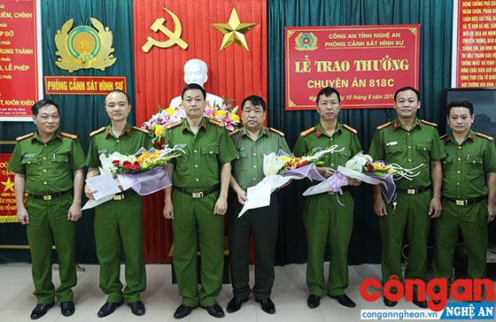 Lãnh đạo Công an tỉnh Nghệ An trao thưởng cho các tập thể, cá nhân đạt thành tích xuất sắc trong công tác