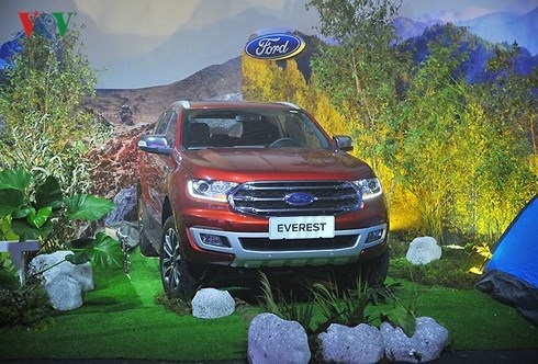 Ford Everest cũng có mức chênh lệch so với giá niêm yết từ 50 – 90 triệu đồng tùy phiên bản (tiền mua phụ kiện và bảo hiểm).