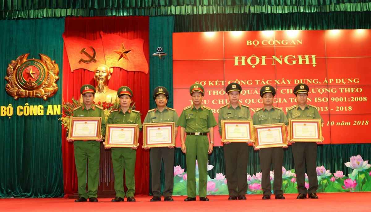 Thứ trưởng Lê Quý Vương trao Bằng khen của Bộ Công an tặng các cá nhân có thành tích xuất sắc.