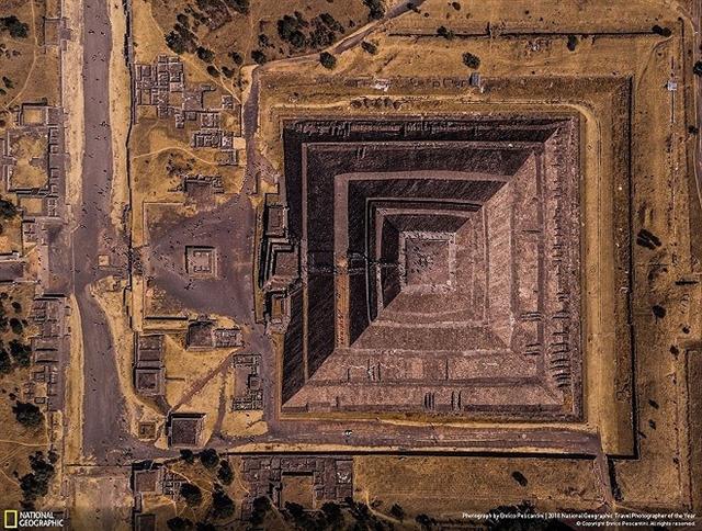 Giải nhì ảnh Đô thị “Hình khối của mặt trời” - Enrico Pescantini. “Teotihuacan nghĩa là “nơi tạo ra các vị thần”. Kim tự tháp này được dành riêng cho thần Mặt trời. Dường như quang cảnh này ở đây để chờ tôi bấm máy.” (Ảnh: National Geographic)