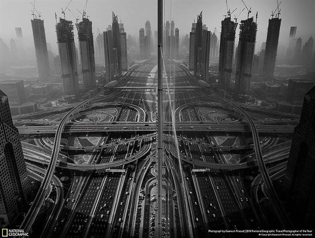Giải ba, ảnh Đô thị là Gaanesh Prasad với “Sự phản chiếu”. “Tôi muốn chụp sương mù tại Dubail. Tôi choáng ngợp và phấn khích khi thấy sự phản chiếu trên bề mặt kính của tòa nhà tôi đang đứng. Tôi chụp bức ảnh này trong một lần duy nhất.” (Ảnh: National Geographic)