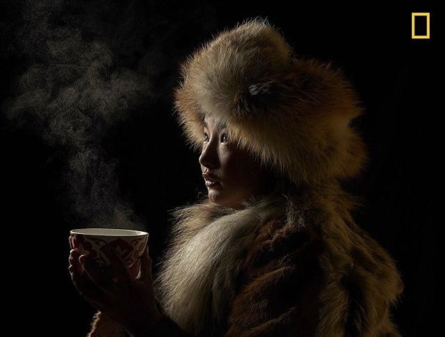 Giải nhất, ảnh Con người là “Văn hóa trà” - Alessandra Meniconzi. “Dân cư Mông Cổ thưa thớt nhưng hiếu khách và thân thiện. Trà không chỉ là thức uống mà còn là truyền thống, văn hóa, thư giãn, kỷ niệm và hài lòng. Damel (tên nhân vật) uống một tách trà để giữ ấm.” (Ảnh: National Geographic)