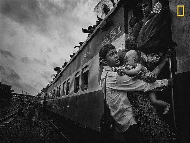 Giải ba, ảnh Con người: “Hành trình thử thách” - MD Tanveer Hassan Rohan. “Ảnh được chụp từ ga Dhaka, Bangladesh trong kỳ nghỉ lễ Eid. Có nhiều người đến Dhaka làm việc – rời gia đình và làng quê. Khi nghỉ lễ, họ không muốn lỡ cơ hội trở về, dù có bất cứ chuyện gì.” (Ảnh: National Geographic)