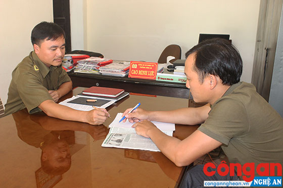 Đồng chí Cao Minh Lực (trái) bàn giải pháp phối hợp đảm bảo ANTT trên địa bàn