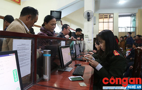 Nhập tờ khai điện tử đề nghị cấp hộ chiếu cho công dân tại Phòng Quản lý xuất nhập cảnh Công an tỉnh Nghệ An - Ảnh: Trọng Tuấn
