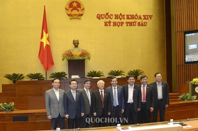 Chủ tịch nước Nguyễn Phú Trọng chụp ảnh lưu niệm với các Đại biểu Quốc hội