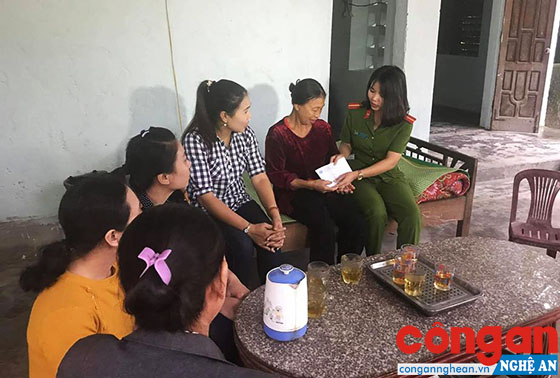 Hội Phụ nữ Công an huyện Nghi Lộc thăm hỏi, tặng quà cho bà Nguyễn Thị Xuân
