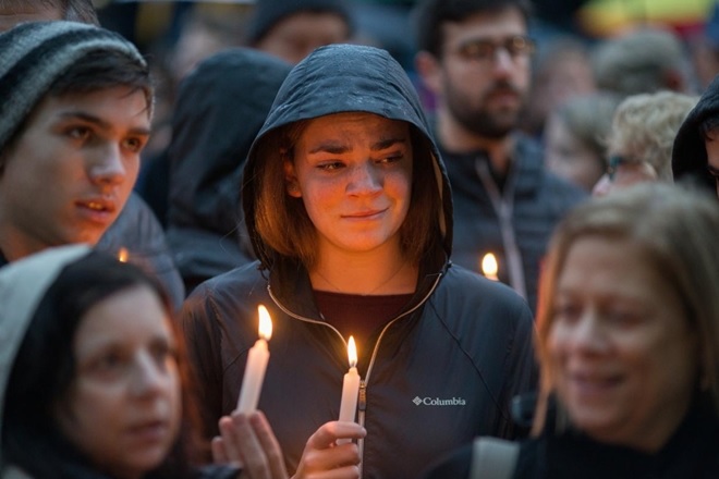 Nhiều người tưởng niệm các nạn nhân trong vụ xả súng tại Pittsburgh. Ảnh Reuters.