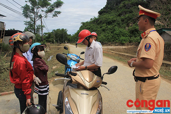 Lực lượng CSGT-TT-CĐ Công an huyện Anh Sơn kiểm tra, xử lý hành chính đối với trường hợp vi phạm Luật Giao thông đường bộ