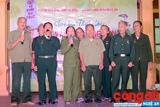 Các cựu thanh niên xung phong hát ca ngợi về các anh hùng thanh niên xung phong Truông Bồn