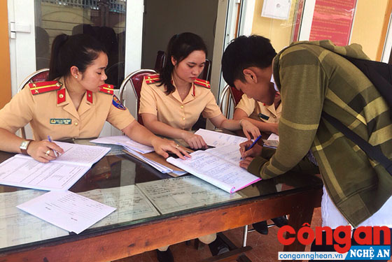 Cán bộ Đội Cảnh sát Giao thông - Trật tự - Cơ động Công an huyện Hưng Nguyên xử lý trường hợp học sinh vi phạm