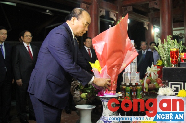 Trước giờ diễn ra Lễ kỷ niệm, Thủ tướng Nguyễn Xuân Phúc và các đồng chí lãnh đạo Đảng và Nhà nước đã đến dâng hoa, dâng hương tại Nhà tưởng niệm các anh hùng liệt sỹ Truông Bồn
