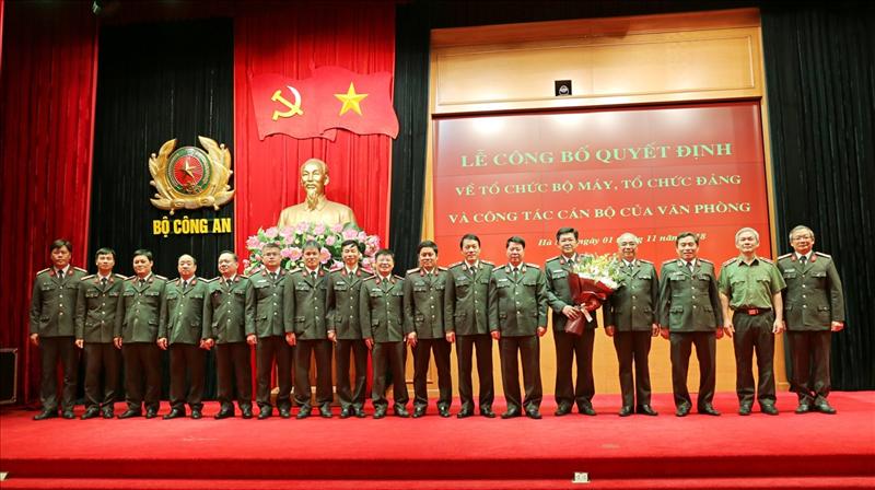 Thứ trưởng Bùi Văn Nam tặng hoa chúc mừng Ban Chấp hành Đảng ủy Văn phòng.