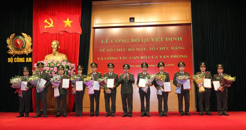 Thứ trưởng Bùi Văn Nam trao Quyết định, tặng hoa chúc mừng các đồng chí cấp Trưởng và phụ trách đơn vị thuộc Văn phòng.