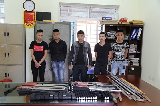 Nhóm thanh niên và số vũ khí thu giữ tại Công an huyện Yên Lạc