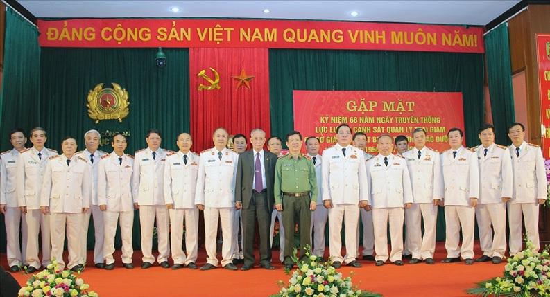 Thứ trưởng Nguyễn Văn Sơn cùng các đồng chí lãnh đạo, nguyên lãnh đạo Cục Cảnh sát Quản lý trại giam, cơ sở giáo dục bắt buộc, trường giáo dưỡng.