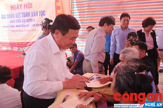 Đồng chí Nguyễn Xuân Thắng, Bí thư Trung ương Đảng tặng quà cho các hộ có hoàn cảnh khó khăn